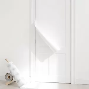 Jak przykleić tapetę samoprzylepną na drzwi