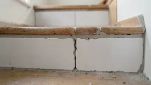 wykończenie płytek na schodach