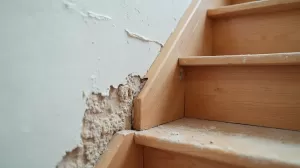 Wykończenie schodów przy ścianie